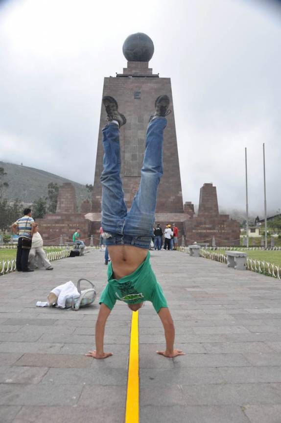Um lado no hemisfério sul, outro lado no hemisfério norte, em Mitad del Mundo - Equador